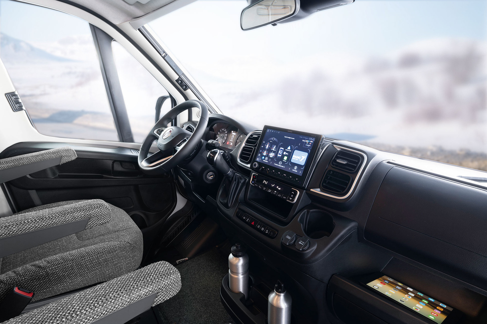 Der serienmäßige Naviceiver vereint FM/DAB+ Radio und Wohnmobil-Navigationssystem in einem Gerät. Für Übersichtlichkeit sorgt ein 9 Zoll großer Touch screen, der auch das Bild der Rückfahrkameras überträgt.